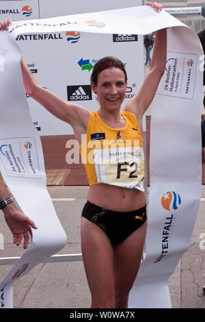 Sabrina Mockenhaupt (Mocki), la femme la plus rapide de la 29e demi-marathon de Berlin Vattenfall, participe à Let's Dance en 2019. Le 38-year-old woman est 45 fois champion allemand dans le 3000, 5000 et 10 000 mètres de long terme. Banque D'Images