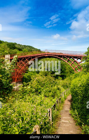 1779 Le pont de fer sur la rivière Severn a été le premier. Une remise à neuf de 2018 restauré sa couleur rouge-brun, Ironbridge, Shropshire Banque D'Images
