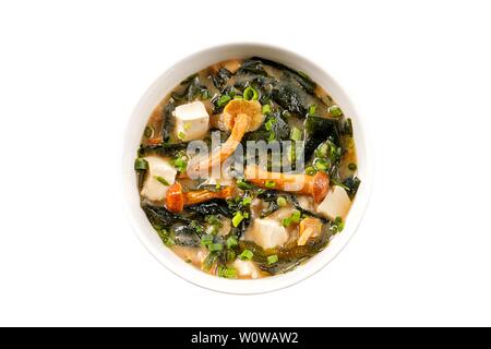 La nourriture japonaise. La soupe miso avec des algues, les champignons et le tofu. Isolées. Sur un fond blanc. Banque D'Images
