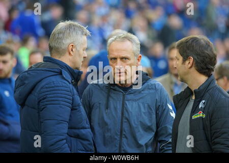 ARD-le journaliste Tom Bartels im Gespräch mit Formateur Christian Streich (Freiburg), 1. BL : 18-19 : 22. Sptg. - SC Freiburg vs VfL Wolfsburg DFL RÈGLEMENT INTERDIT TOUTE UTILISATION DES PHOTOGRAPHIES COMME DES SÉQUENCES D'IMAGES ET/OU QUASI-VIDÉO Foto : Joachim Hahne/johapress Banque D'Images