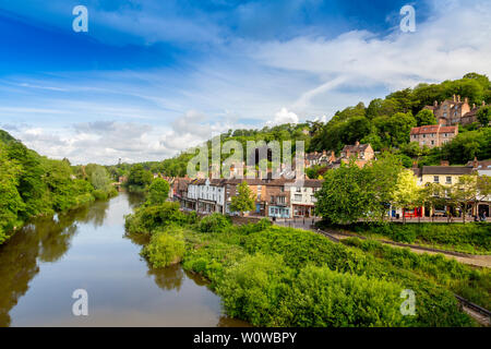 La vue de l'historique 1779 pont sur la rivière Severn, dans la ville de Telford, Shropshire, au Royaume-Uni. Banque D'Images