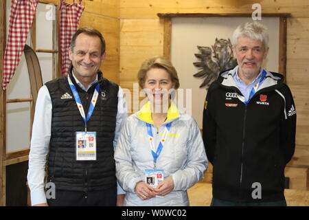 Hohe Gäste : v.li. Alfons Hörmann (Präsident Deutscher Olympischer Sportbund DOSB, Ursula, Gertrud von der Leyen (Deutsche Politikerin, Bundesministerin, Verteidigungsministerin, Bundesministerin der Verteidigung) und Präsident / Praesident Dr Franz Steinle (Deutscher Skiverband) bei der Nordische FIS-Ski WM 2019 à Seefeld Banque D'Images