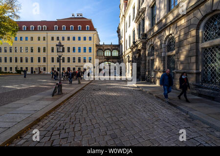 Dresde, Allemagne - 31 octobre 2018 : les vieilles rues du centre historique. Dresde est la capitale de l'Etat libre de Saxe. Banque D'Images