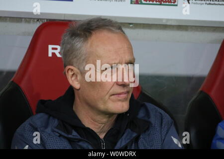 Formateur Christian Streich (Freiburg) vor dem Spiel der 1. BL : 18-19 : 25. Sptg. - SC Freiburg vs Hertha BSC Berlin DFL RÈGLEMENT INTERDIT TOUTE UTILISATION DES PHOTOGRAPHIES COMME DES SÉQUENCES D'IMAGES ET/OU QUASI-VIDÉO Foto : Joachim Hahne/johapress Banque D'Images