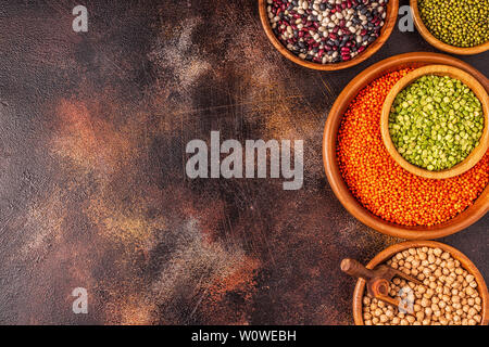 Assortiment de légumes - lentilles, pois, pois chiches, Mungo et haricots différents. Vue d'en haut. Banque D'Images