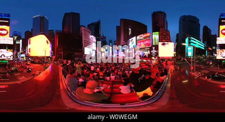 Vue panoramique à 360° de Panorama de 360 degrés de Times Square NYC au crépuscule avec des tons noir homme portant un cadre central en selfies.