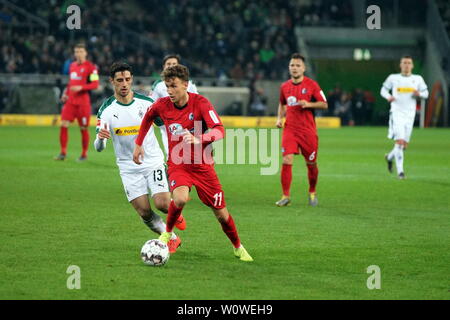 C. li. im Zweikampf Luca Waldschmidt (Freiburg) vs Lars Stindl (Gladbach) im Spiel der 1. BL : 18-19 : 26. Sptg. - Borussia Mönchengladbach - SC Freiburg DFL RÈGLEMENT INTERDIT TOUTE UTILISATION DES PHOTOGRAPHIES COMME DES SÉQUENCES D'IMAGES ET/OU QUASI-VIDÉO Foto : Joachim Hahne/johapress Banque D'Images