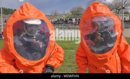 Les pompiers du nord de l'Israël avec joint de protection de fuite de produits chimiques Brome pendant la simulation drill. CAABIYA, Israël, 10 février 2016 : Banque D'Images