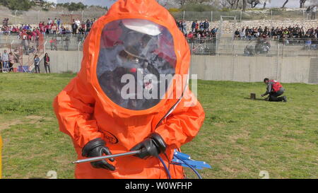 Les pompiers du nord de l'Israël avec joint de protection de fuite de produits chimiques Brome pendant la simulation drill. CAABIYA, Israël, 10 février 2016 : Banque D'Images