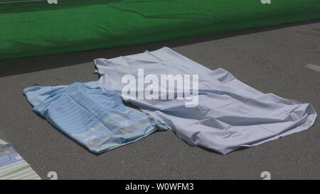 Voir l'horreur des cadavres morts de mannequins, enveloppés dans des feuilles de l'hôpital, se trouvent en terrain de stationnement à la morgue de l'hôpital Haemek au cours de l'exercice. Afula, Israël, le 27 avril 2017. Banque D'Images