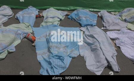 Voir l'horreur des cadavres morts de mannequins, enveloppés dans des feuilles de l'hôpital, se trouvent en terrain de stationnement à la morgue de l'hôpital Haemek au cours de l'exercice. Afula, Israël, le 27 avril 2017. Banque D'Images