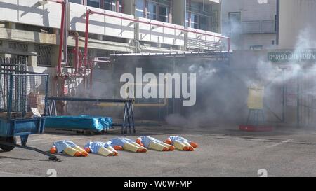 Mannequins d'ébriété de fuir les gaz médicaux toxiques prêt à être secourus par les pompiers à l'hôpital Haemek au cours de l'exercice. Afula, Israël, le 30 janvier, 2017 Banque D'Images