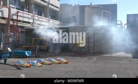 Mannequins d'ébriété de fuir les gaz médicaux toxiques prêt à être secourus par les pompiers à l'hôpital Haemek au cours de l'exercice. Afula, Israël, le 30 janvier, 2017 Banque D'Images