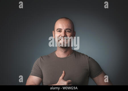 Portrait of caucasian man positive. thumb up studio shot Banque D'Images