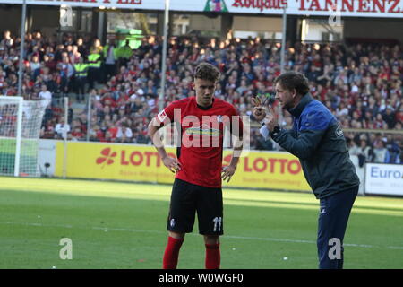 Florian Bruns (Co-Trainer) erklärt Luca Waldschmidt (Freiburg) einen taktischen Schachzug, 1. BL : 18-19 : 27. Sptg. - SC Freiburg vs FC Bayern München DFL RÈGLEMENT INTERDIT TOUTE UTILISATION DES PHOTOGRAPHIES COMME DES SÉQUENCES D'IMAGES ET/OU QUASI-VIDÉO Foto : Joachim Hahne/johapress Banque D'Images