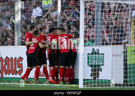 Die Freiburger Spieler bejubeln Torschuetze mit den Führungstreffer Torschütze Hoeler, Lucas (Freiburg), 1. BL : 18-19 : 27. Sptg. - SC Freiburg vs FC Bayern München DFL RÈGLEMENT INTERDIT TOUTE UTILISATION DES PHOTOGRAPHIES COMME DES SÉQUENCES D'IMAGES ET/OU QUASI-VIDÉO Foto : Joachim Hahne/johapress Banque D'Images