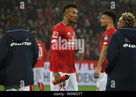 Jean-Philippe Gbamin (FSV Mainz 05) genießt den Moment nach dem 5:0 gegen Freiburg, 1. BL : 18-19 : 28. Sptg. FSV Mainz 05 - SC Freiburg vs DFL RÈGLEMENT INTERDIT TOUTE UTILISATION DES PHOTOGRAPHIES COMME DES SÉQUENCES D'IMAGES ET/OU QUASI-VIDÉO Foto : Joachim Hahne/johapress 1. BL : 18-19 : 28. Sptg. - FSV Mainz 05 vs SC Freiburg Banque D'Images