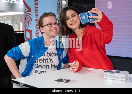 Lena Meyer-Landrut Autogrammstunde mit zu Ihrem Albumstart "seulement l'amour, l"'im ALEXA Berlin / 090419 Banque D'Images
