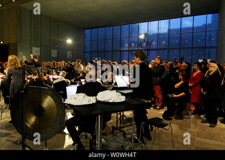 Le 3 avril 2019, l'ouverture de la plus grande rétrospective en Allemagne à ce jour a eu lieu par la 86-year-old artiste Japonais-américain de Yoko Ono à la Leipzig MdbK. Burkhard Jung, maire de Leipzig, Alfred Weidinger, Directeur de l', MdbK Jon Hendricks, Conservateur et Jens Faurschou du Faurschou Foundation est intervenu lors de la cérémonie d'ouverture de "la paix, c'est pouvoir". Par la suite, morceau de ciel de Yoko Ono à Jésus ? ?a été fait par des membres de l'Orchestre de la comédie musicale. Banque D'Images