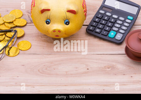 Piglet tirelire sur table en bois Banque D'Images