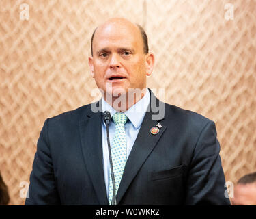 Washington, United States. 27 Juin, 2019. Représentant américain Tom Reed (R-NY) lors d'une conférence de presse organisé par le Caucus de la résolution de problèmes et la Coalition le sens commun d'annoncer "principes de législation pour abaisser le prix des médicaments d'ordonnance" au Capitole à Washington, DC. Credit : SOPA/Alamy Images Limited Live News Banque D'Images