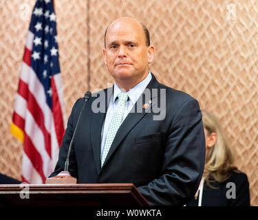 Washington, United States. 27 Juin, 2019. Représentant américain Tom Reed (R-NY) lors d'une conférence de presse organisé par le Caucus de la résolution de problèmes et la Coalition le sens commun d'annoncer "principes de législation pour abaisser le prix des médicaments d'ordonnance" au Capitole à Washington, DC. Credit : SOPA/Alamy Images Limited Live News Banque D'Images