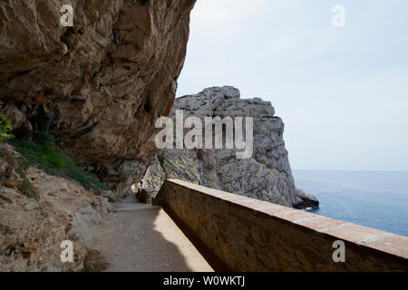 Escalier et chemin d'accès à l'imposante Grotta di Nettuno en Sardaigne (, Alghero, Italie) Banque D'Images