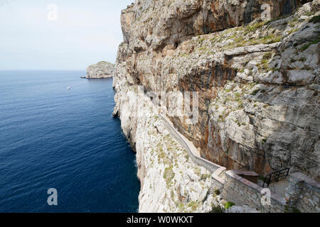 Escalier et chemin d'accès à l'imposante Grotta di Nettuno en Sardaigne (, Alghero, Italie) Banque D'Images