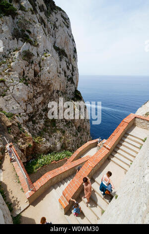 Escalier et chemin d'accès à l'imposante Grotta di Nettuno en Sardaigne (, Alghero, Italie) Banque D'Images