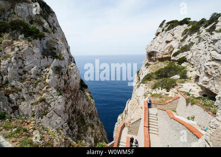 Escalier et chemin d'accès à l'imposante Grotta di Nettuno en Sardaigne (, Alghero, Italie) Banque D'Images