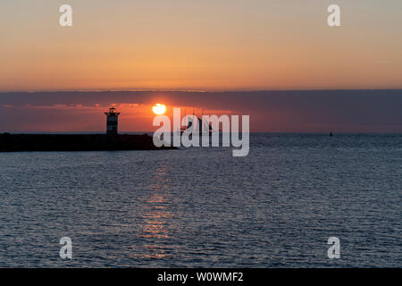 Grand voilier, bateau, la voile et la préparation de l'entrée à l'intérieur du port de Scheveningen au moment de soleil éclatant, La Haye, Pays-Bas Banque D'Images