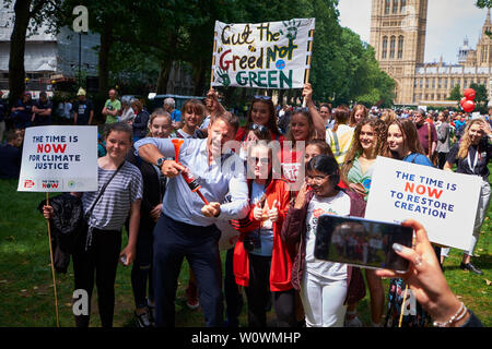 Steve Backshall, naturaliste et Bafta Winning t.v. présentateur, écrivain, surtout connu pour la '60' mortel BBC television series se joint à un groupe de jeunes chrétiens à l'aide de Global Strike pour le climat dans les jardins de la Tour Victoria près des maisons du Parlement. Christian Aid est l'agence de développement et de secours 41 églises britanniques et irlandais travaillant pour mettre fin à la pauvreté et viennent en aide aux victimes de catastrophes dans les pays en développement. L'événement a été organisé par CAFOD, l'Agence catholique pour le développement d'outre-mer. Des banderoles portant le slogan "Le temps est maintenant' et 'Couper l'avidité, non vert' ont été effectués par le groupe. Banque D'Images
