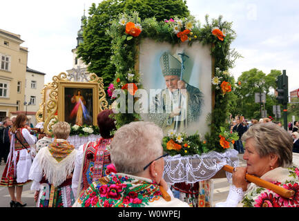 Cracovie.Cracovie.Pologne.Procession de Saint Stanislaw du château royal de Wawel à l'église de Skalka.Femmes en costumes régionaux portant le portrait de Jean-Paul II Banque D'Images