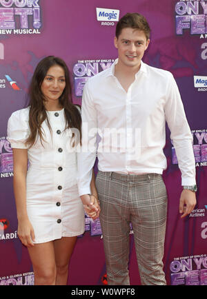 Londres, Royaume-Uni. 27 Juin, 2018. Le Dr Alex George et les clients arrivent sur le tapis rouge sur vos pieds au cours de la presse musicale - nuit au London Coliseum, St Martin's Lane Crédit : SOPA/Alamy Images Limited Live News Banque D'Images