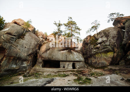 Une ancienne colonie en pierre. Des affleurements rocheux dans la réserve naturelle. Rochers et forêt au milieu des rochers. Les roches Dovbush, région d'Ivano-Frankivsk. Horizon Banque D'Images