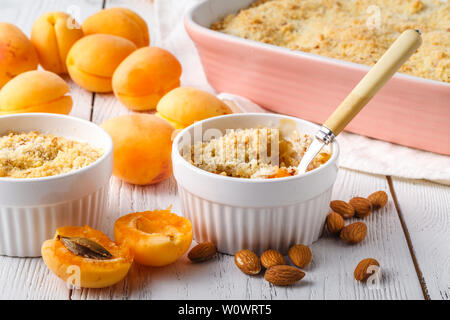 Tarte crumble de fruits pour petit déjeuner sain Banque D'Images