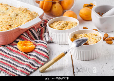 Concept de petit-déjeuner pour la santé, l'abricot tarte crumble Banque D'Images