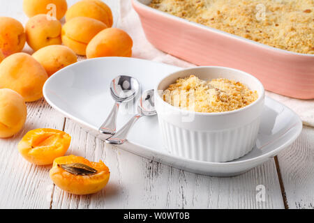 Concept de petit-déjeuner pour la santé, l'abricot tarte crumble Banque D'Images