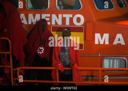 Malaga, Espagne. 28 Juin, 2019. Migrants sur un bateau de sauvetage en attendant de débarquer après leur arrivée au Port de Malaga.Service de Sauvetage Maritime de l'Espagne a secouru 50 migrants à bord d'un canot traversant la mer d'Alboran et les apporta à Malaga port, où ils étaient assistés par la Croix Rouge Espagnole. Credit : SOPA/Alamy Images Limited Live News Banque D'Images