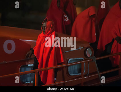 Malaga, Espagne. 28 Juin, 2019. Migrants sur un bateau de sauvetage en attendant de débarquer après leur arrivée au Port de Malaga.Service de Sauvetage Maritime de l'Espagne a secouru 50 migrants à bord d'un canot traversant la mer d'Alboran et les apporta à Malaga port, où ils étaient assistés par la Croix Rouge Espagnole. Credit : SOPA/Alamy Images Limited Live News Banque D'Images