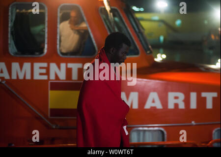 Malaga, Espagne. 28 Juin, 2019. Un migrant débarque d'un bateau de sauvetage après son arrivée au Port de Malaga.Service de Sauvetage Maritime de l'Espagne a secouru 50 migrants à bord d'un canot traversant la mer d'Alboran et les apporta à Malaga port, où ils étaient assistés par la Croix Rouge Espagnole. Credit : SOPA/Alamy Images Limited Live News Banque D'Images