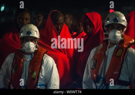 Malaga, Espagne. 28 Juin, 2019. Migrants sur un bateau de sauvetage en attendant de débarquer après leur arrivée au Port de Malaga.Service de Sauvetage Maritime de l'Espagne a secouru 50 migrants à bord d'un canot traversant la mer d'Alboran et les apporta à Malaga port, où ils étaient assistés par la Croix Rouge Espagnole. Credit : SOPA/Alamy Images Limited Live News Banque D'Images