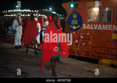 Malaga, Espagne. 28 Juin, 2019. Un migrant débarque d'un bateau de sauvetage après son arrivée au Port de Malaga.Service de Sauvetage Maritime de l'Espagne a secouru 50 migrants à bord d'un canot traversant la mer d'Alboran et les apporta à Malaga port, où ils étaient assistés par la Croix Rouge Espagnole. Credit : SOPA/Alamy Images Limited Live News Banque D'Images