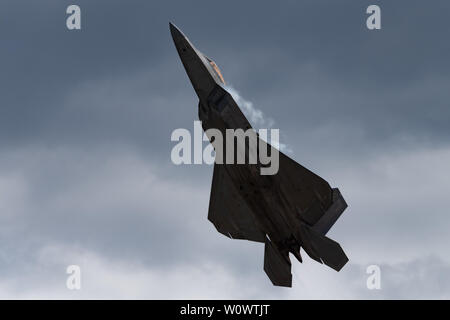 U.S. Air Force Maj Paul 'Loco' Lopez, F-22 de l'équipe de démo et commandant, pilote effectue la boucle 'pouvoir' manœuvre au cours d'une démonstration aérienne au SkyFest air show à Spokane. Washington, 22 juin 2019. Le major Lopez possède plus de 1 500 heures de vol à la fois le F-15 Eagle et le F-22 Raptor et est en deuxième année que le commandant de l'équipe de démonstration de F-22 Raptor. (U.S. Photo de l'Armée de l'air par Slt Samuel Eckholm). Banque D'Images