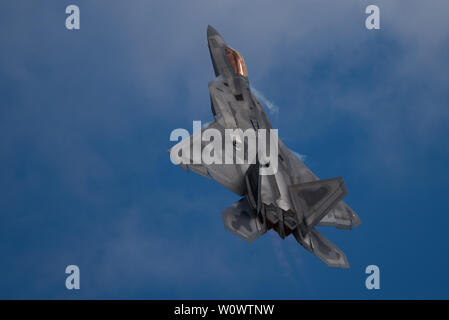 U.S. Air Force Maj Paul 'Loco' Lopez, F-22 de l'équipe de démo et commandant, pilote effectue la queue 'glisser' manœuvre au cours d'une démonstration aérienne au SkyFest air show à Spokane. Washington, 22 juin 2019. Le major Lopez possède plus de 1 500 heures de vol à la fois le F-15 Eagle et le F-22 Raptor et est en deuxième année que le commandant de l'équipe de démonstration de F-22 Raptor. (U.S. Photo de l'Armée de l'air par Slt Samuel Eckholm). Banque D'Images