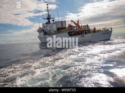 La U.S. Coast Guard Cutter Mohawk (WMEC), 913, vue de l'un sur l'Horizon (MK-4) de l'interception dans l'océan Pacifique, le 5 mai 2019. La commune était d'appuyer les Mohawks, les opérations antidrogue dans le cadre de la campagne Martillo. (U.S. Photo de l'Armée de l'air par le sergent. La Jordanie Thompson) Banque D'Images