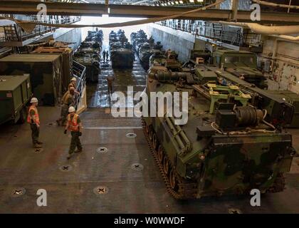 190625-M-QT322-1013 ROTA, ESPAGNE (25 juin 2019) - Un AAV-R7/A1, la récupération du véhicule amphibie d'assaut, avec la variante 22e Marine Expeditionary Unit est mis en scène dans le pont du coffre de la classe San Antonio-dock de transport amphibie USS Arlington (LPD 24) avant un lavage à l'agriculture dans la base navale de Rota, Espagne, le 19 juin. L'Arlington est de faire un déploiement prévu dans le cadre de la 22e MEU et le groupe amphibie Kearsarge, à l'appui d'opérations de sécurité maritime, d'intervention en cas de crise et le théâtre de la coopération en matière de sécurité, tout en offrant une présence navale et maritime. (U.S. Mar Banque D'Images