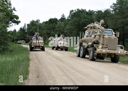 Les soldats avec 348e compagnie du Génie de Combat (Jeu) organiser la formation au tir le 16 juin 2019, à Fort McCoy, Wisconsin (Etats-Unis) Le 348e a été complétant la formation dans le cadre du processus général de formation mobilisation pour un déploiement prochain. L'unité est de Kansas City, Missouri (États-Unis Photo de l'armée par le sergent. Robert Larson, 181e Brigade Formation multifonctionnel) Banque D'Images