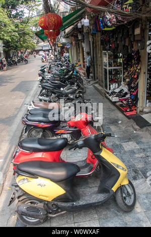 HANOI, Vietnam, 21 Avr 2019, une ligne de motos garées sur le trottoir à Hanoi. Banque D'Images