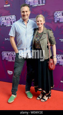 La photo doit être crédité ©Presse Alpha 078237 27/06/2019 James Thornton et Joanna page à vos pieds sur la presse musicale nuit lieu au London Coliseum à Londres. Banque D'Images